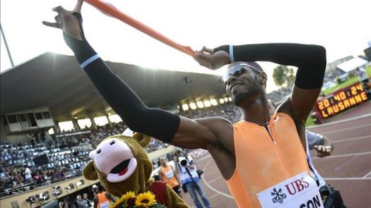 El medallista olímpico puertorriqueño Javier Culson pasa por el altar