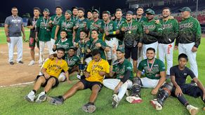 Jugadores y técnicos del equipo de Bocas del Toro posan con las medallas y el trofeo de campeones en el Torneo Sub-23. Foto: Cortesía/Rosseth López