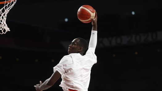 Garuba es titular con los Rockets, juega gran defensa y se acerca al doble-doble Garuba es titular con los Rockets, juega gran defensa y se acerca al doble-doble