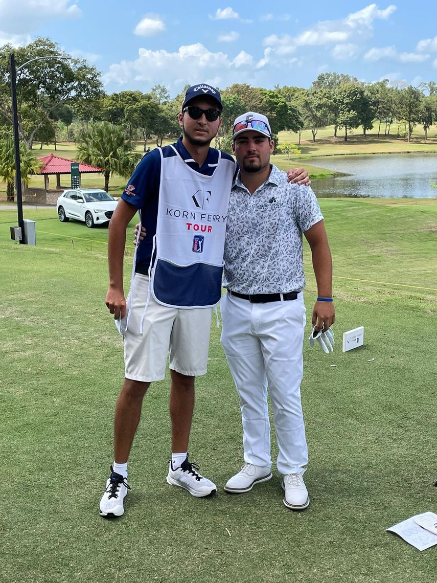 Lucca González (derecha) de 19 años, es uno de los panameños en competencia en esta edición de The Panama Championship, junto a él su 