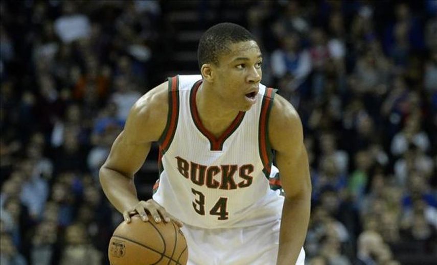 107-100. Antetokounmpo y Middleton conducen la victoria de los Bucks