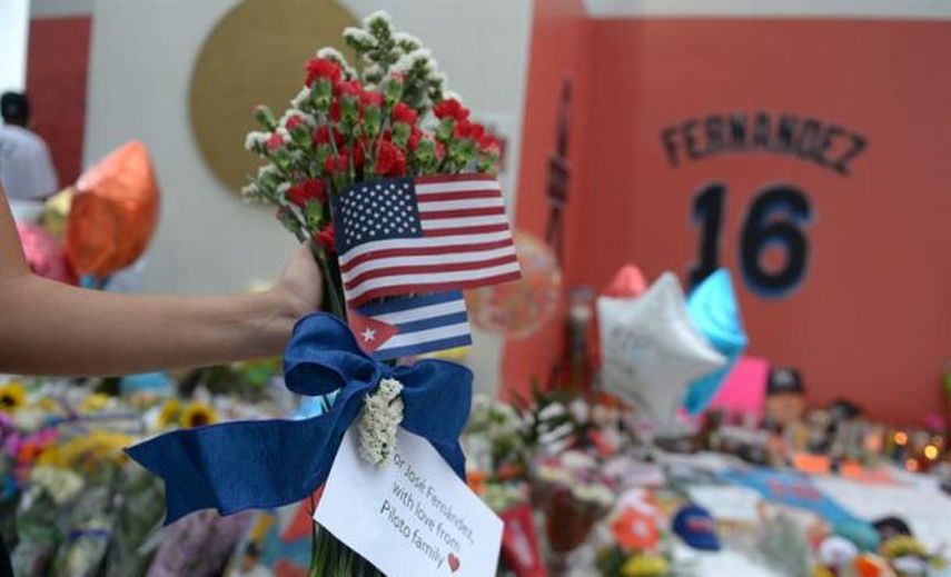 Los Marlins visten todos camisetas con el número 16 en memoria de Fernández