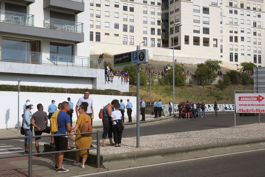 Mucha policía, pocos hinchas y silencio: calienta la Champions de la pandemia