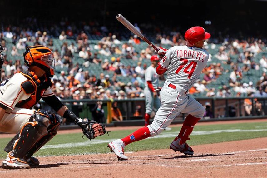 13-6. Hoskins pega dos jonrones y remolca seis