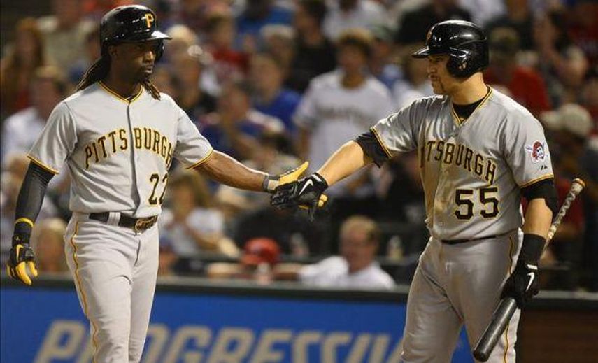 4-2. Martin mantiene a los Piratas a la caza de un comodín
