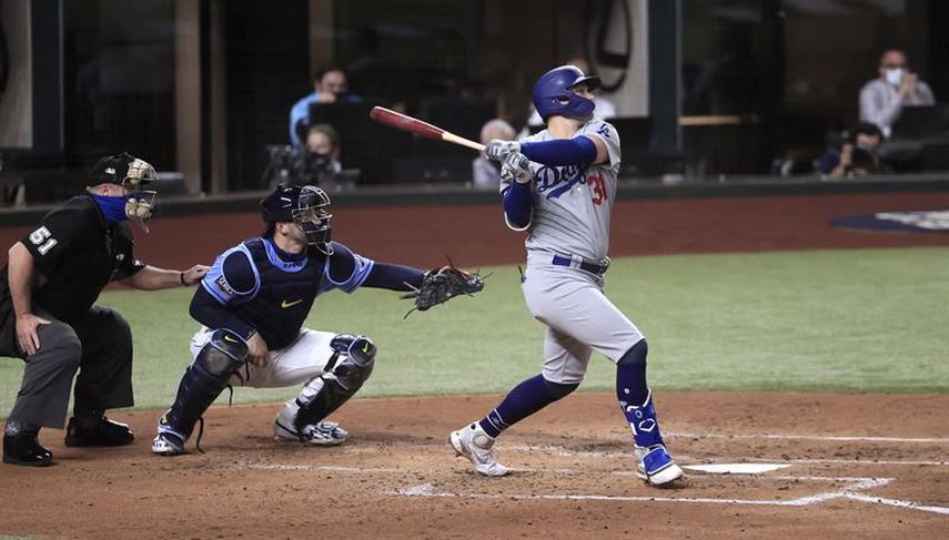 3-1. Pederson y Alcántara jonronean contra los Padres