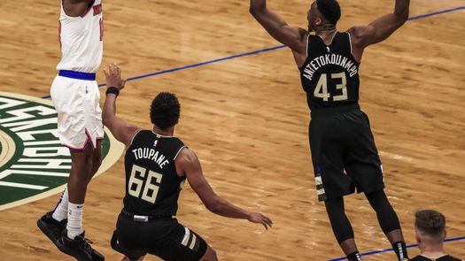 96-102. Burks logra un doble-doble y los Knicks vencen a unos diezmados Bucks