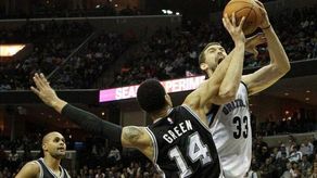 Marc se volvió a crecer ante los Spurs; Pau y Mirotic terminan el año con derrota