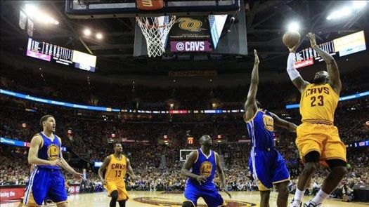 96-91. James y la defensa vuelven a silenciar a los Warriors