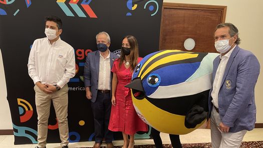 Felipe De Pablo (director ejecutivo de Santiago 2023), Miguel Ángel Mujica (presidente del COCh), Cecilia Pérez (ministra del Deporte y presidenta del directorio de Santiago 2023), FIU (personaje oficial de los Juegos Santiago 2023) y Neven Ilic (presidente de Panam Sports)