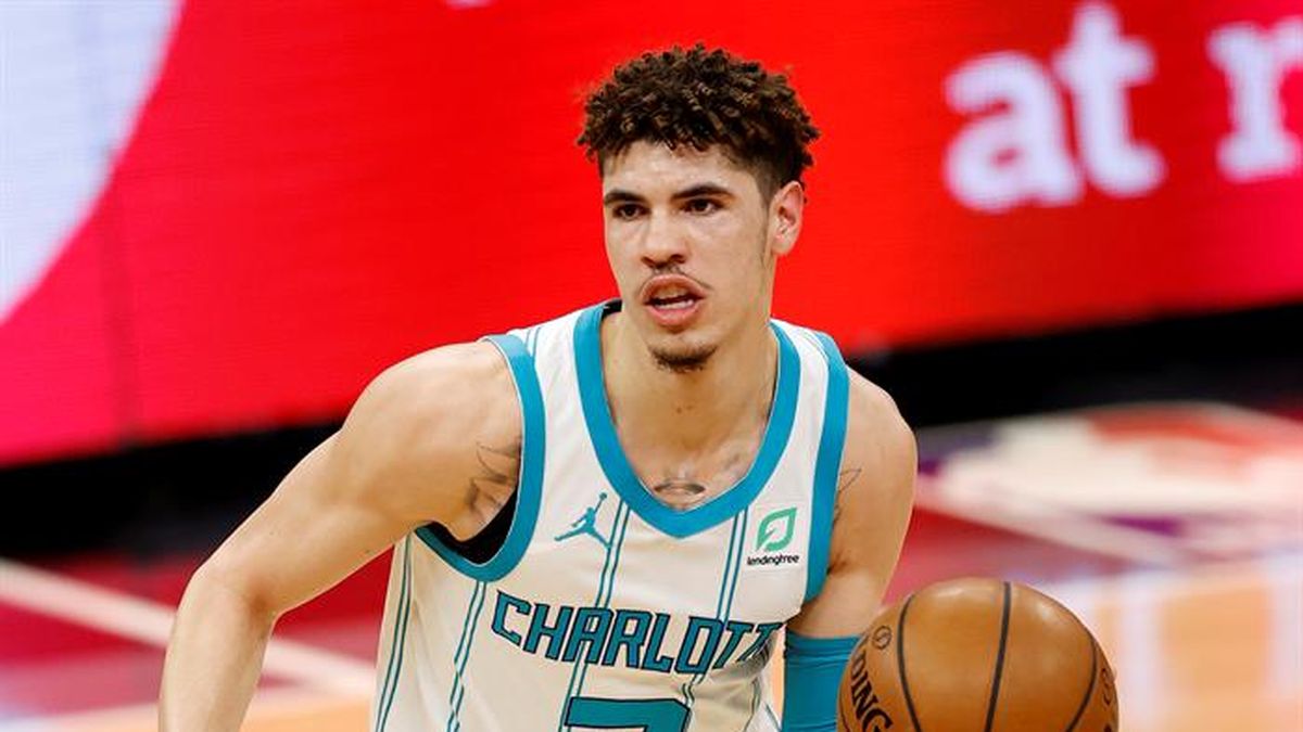 114-104. El novato Ball lidera a  los Hornets, que reciben aficionados en su campo