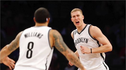 98-100. Plumlee mantiene ganadores a los Nets