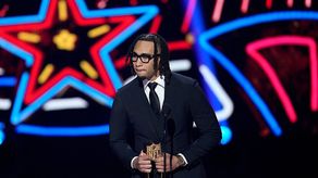 El quarterback de los Houston Texans C.J. Stroud recibiendo el premio a Offensive Rookie of the Year.