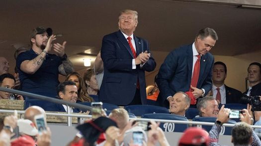 Abucheos para el presidente Trump en la derrota de los Nacionales