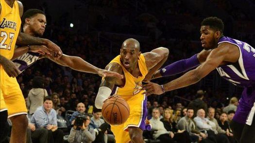 98-95. Bryant no siguió el consejo de Magic Johnson en una noche reivindicativa