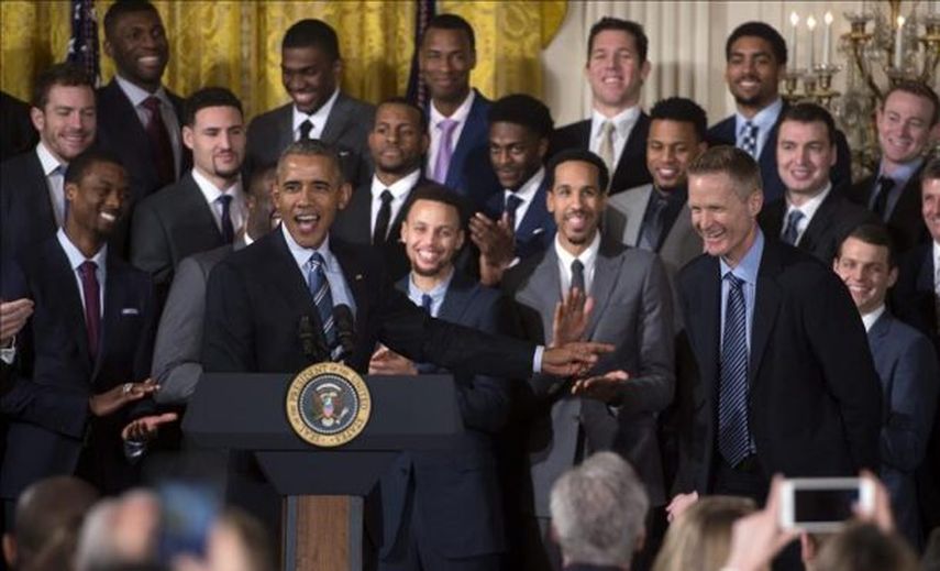 Obama bromeó con los Warriors y calificó como precioso verlos jugar