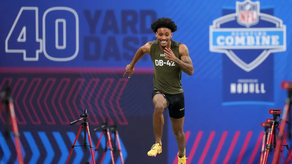 Nate Wiggins, esquinero de la universidad de Clemson, corriendo el 40 yard dash en el Scouting Combine 2024.&nbsp;