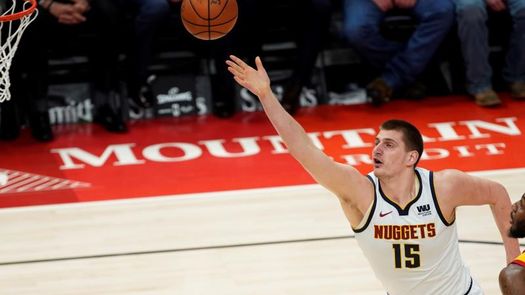 100-97. Jokic sella la victoria de los Nuggets