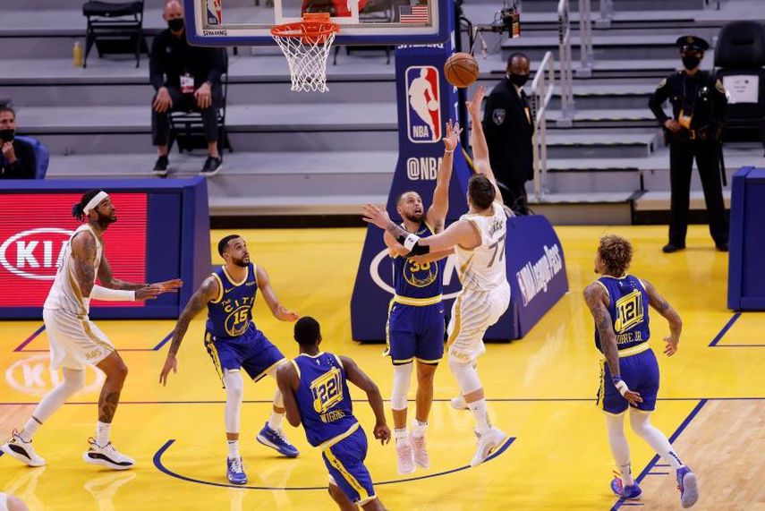 103-133. Doncic, con 39 puntos, gana el duelo a Curry