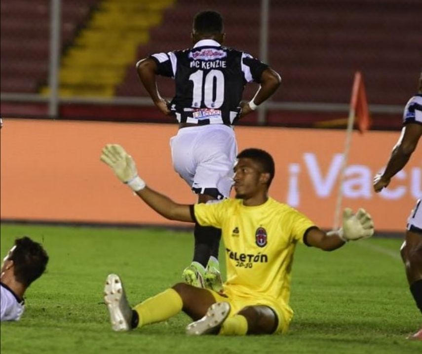 {altText(<p>Tauro remontó con doblete de Axel McKenzie #10.</p>,Tauro y Sporting nos regalaron 6 goles )}