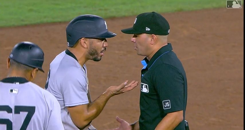 Momento en el que el pelotero panameño José Caballero increpa al árbitro de segunda base