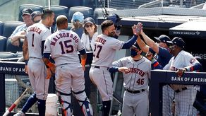 8-7. El venezolano José Altuve jonronea y marca el triunfo de los Astros