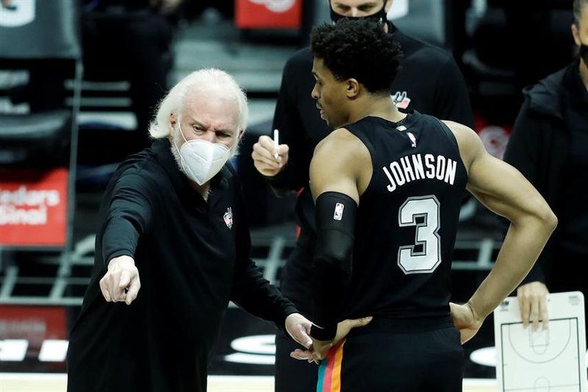 110-116. Johnson supera barrera de 20-20 y Spurs consolidan liderato