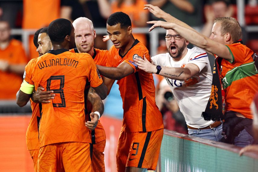 4-0. Depay se hace un selfi con la Naranja Mecánica