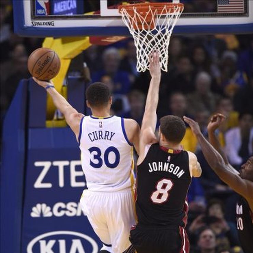 120-90. Curry y los Warriors arrollan a los Spurs camino a los 72 triunfos