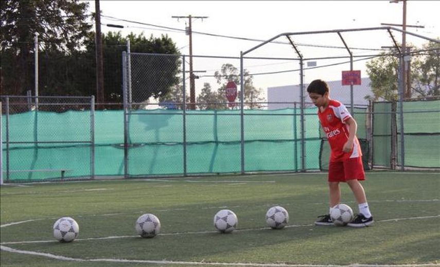 Mexicano aleja a jóvenes del crimen con clases de fútbol en EE.UU.