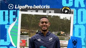 Ismael Díaz recibe su premio al MVP del partido.&nbsp;