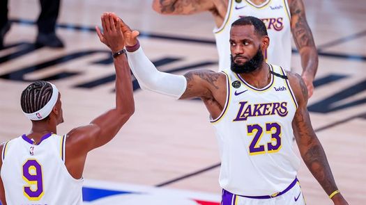 112-102. James, con marca, y Rondo ponen a los Lakers con ventaja ante los Rockets