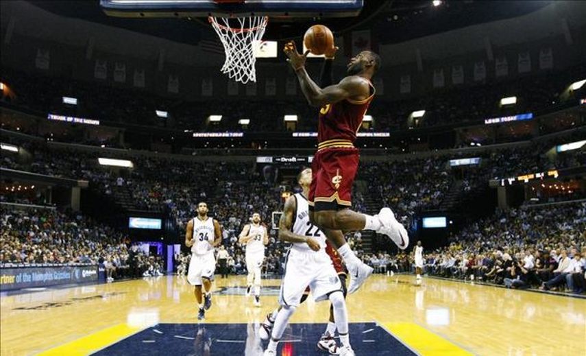 105-100. Ante los Trail Blazers, James regresa multimillonario y consolida líderes a Cavaliers