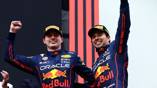Los pilotos de Red Bull, Max Verstappen y Sergio Checo Pérez celebran el doblete logrado por la escudería austriaca en Imola