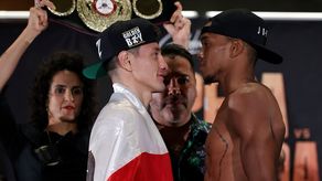 William Zepeda (izquierda) y el panameño Jaime Arboleda (derecha) posan cara a cara tras el pesaje de este viernes. Frente a ellos el ex campeón mundial Oscar De La Hoya. Foto: Cortesá/Golden Boy Promotions