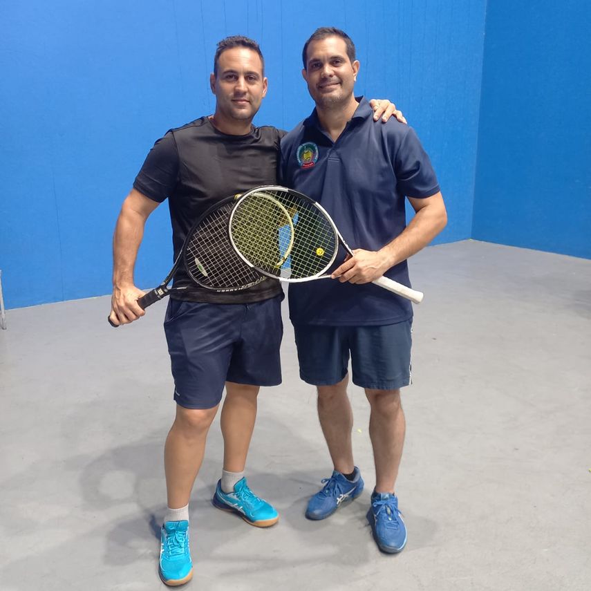 De izquierda a derecha