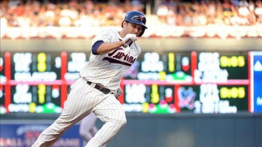 7-4. Hughes, con el respaldo de Dozier y Hunter, vence a los Indios