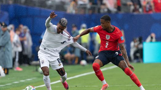 El capitán de Panamá, Édgar Yoel Bárcenas (11) intenta controlar el balón y zafarse la marca del inglés Ezri Konsa (2) durante el partido del Mundial 2026. Foto: Cortesía/Fepafut El capitán de Panamá, Édgar Yoel Bárcenas (11) intenta controlar el balón y zafarse la marca del inglés Ezri Konsa (2) durante el partido del Mundial 2026. Foto: Cortesía/Fepafut