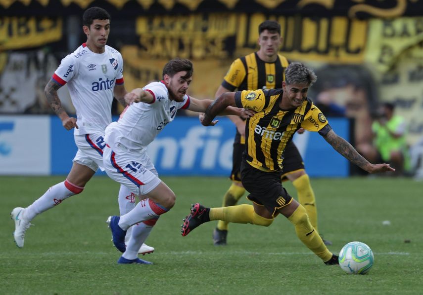 Nacional y Peñarol empataron 2-2 en el clásico del fútbol uruguayo