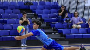 El jugador David Davarro del Instituto Alberto Einstein recepcionando el balón durante el duelo contra los ISYS Warriors durante la segunda fecha de UniLiga.&nbsp;