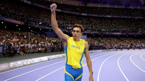 Mondo Duplantis después de lograr el récord mundial de salto con pértiga en París 2024.&nbsp;