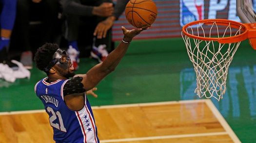 121-109. Embiid gana el duelo a Antetokounmpo