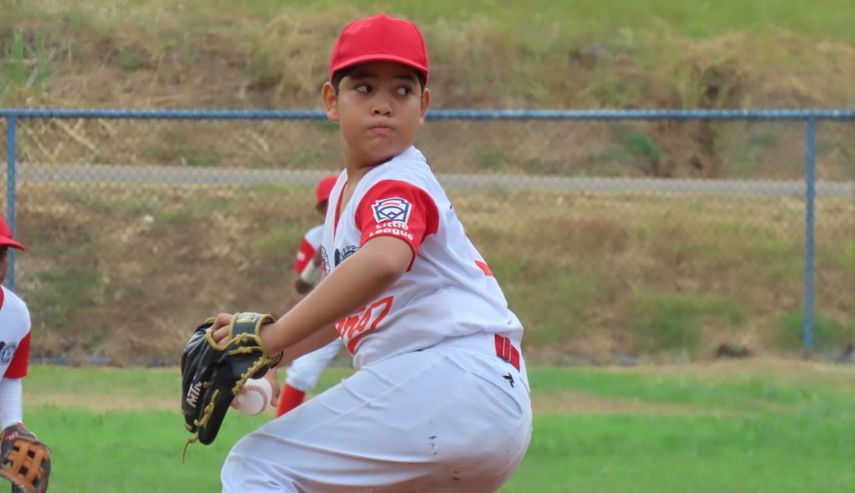 El derecho Axel Valdez fue la figura en la jornada de semifinales al lanzar Juego Perfecto por Panamá Metro ante Chiriquí Occidente. Foto: Cortesía/Pequeñas Ligas
