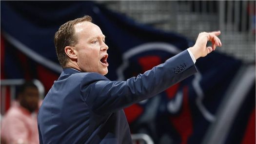 Budenholzer nombrado Entrenador del Año; Lou Williams, Sexto Hombre