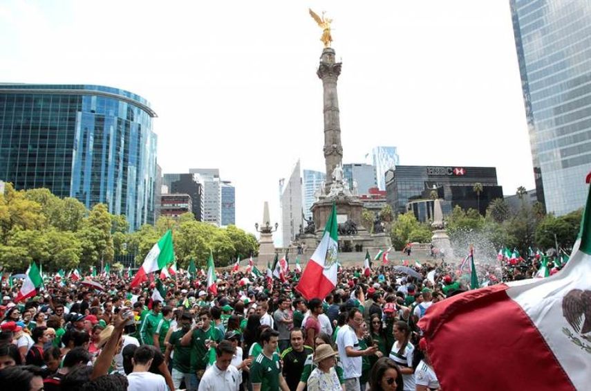 Hincha mexicano pide matrimonio a su novia en los festejos de la selección