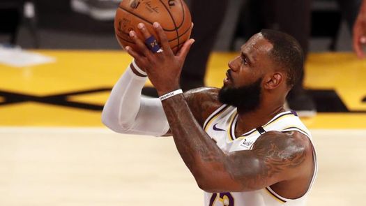 98-110. James da triunfo a Lakers en final de temporada, pero no evita play-in