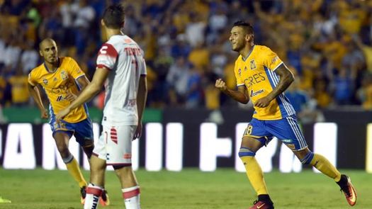 El argentino Sosa regresa a Pumas y el brasileño Juninho se retira