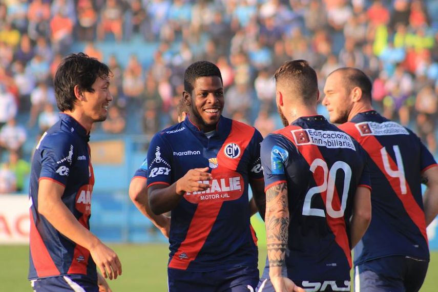Sergio Moreno anota en el triunfo del CD Municipal