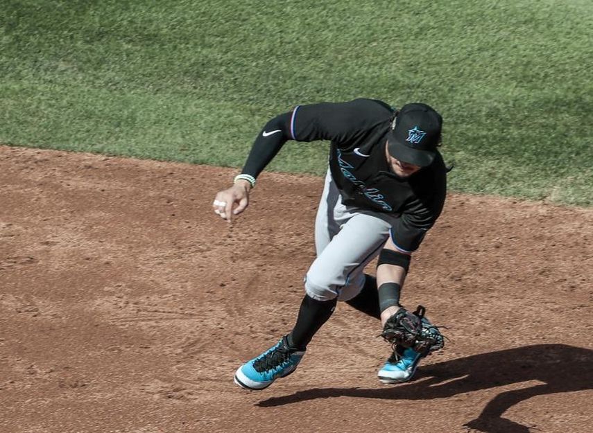 8-0. El venezolano Miguel Rojas aporta 3 carreras para el triunfo de Marlins