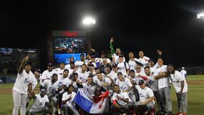 Los miembros del equipo de las Águilas Metropolitanas posan con el trofeo de campeones de la 1ra Serie de las Américas que se jugó en Nicaragua. Foto: Cortesía/Probeis